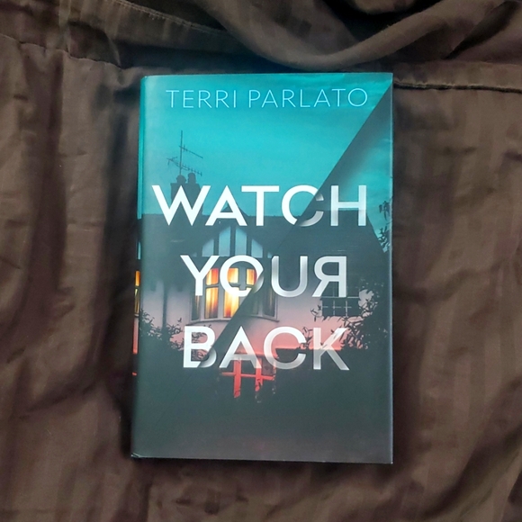 Watch Your Back/What Waits In The Woods-Terri Parlato Hardcover Suspense Novels - Picture 8 of 10